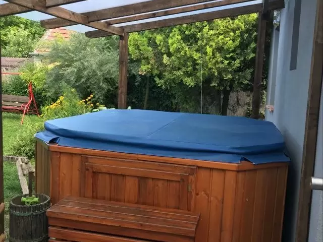 Jakuzzi feletti tető kialakításán gondolkodik?